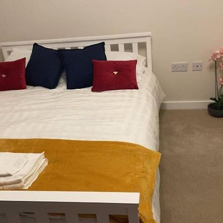ווייברידג' Luxurious & Cosy Apartment In Surrey מראה חיצוני תמונה