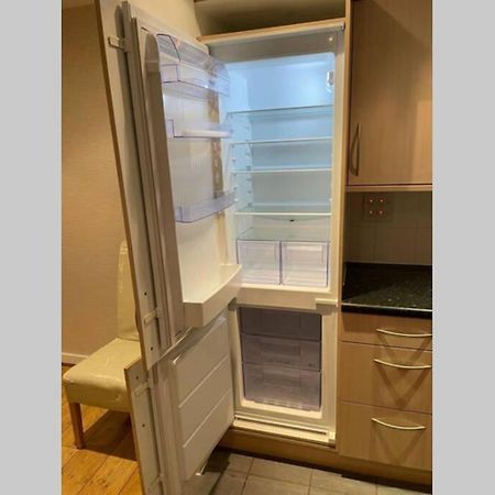 ווייברידג' Luxurious & Cosy Apartment In Surrey מראה חיצוני תמונה