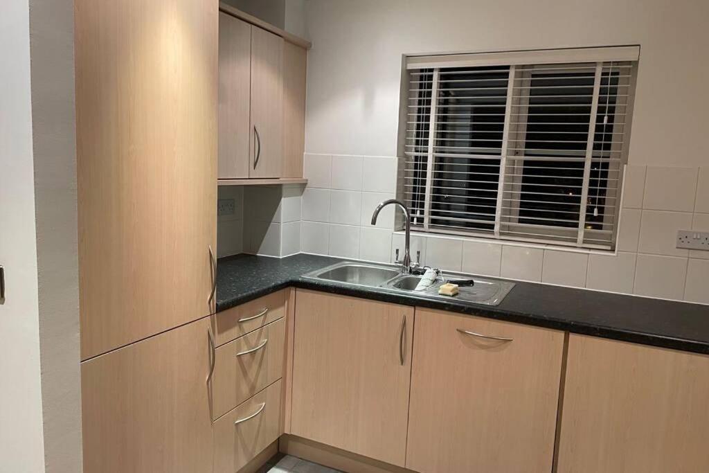 ווייברידג' Luxurious & Cosy Apartment In Surrey מראה חיצוני תמונה